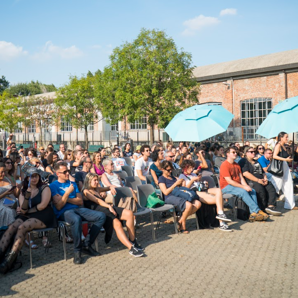 Pubblico a un evento all’aperto di Osservatorio Maschile